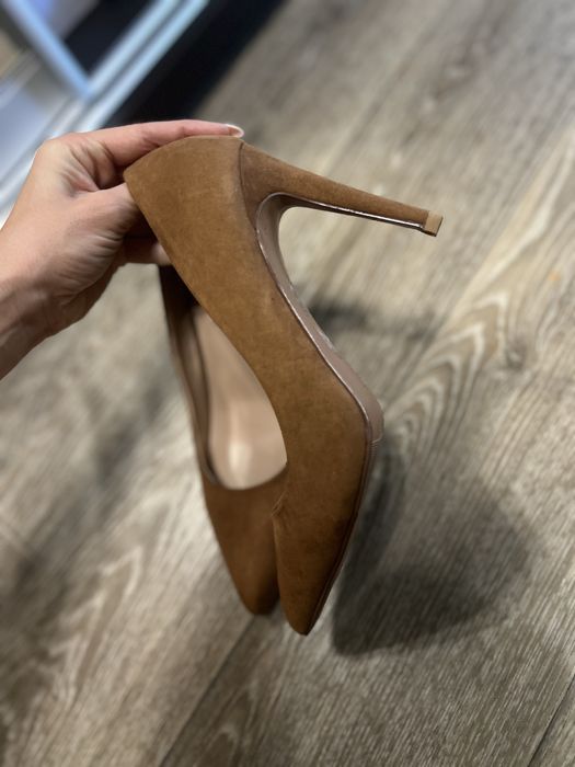 Женские замшевые туфли на шпильке