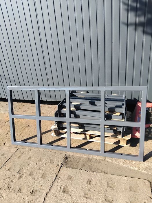 Schody półkowe wspornikowe wiszące