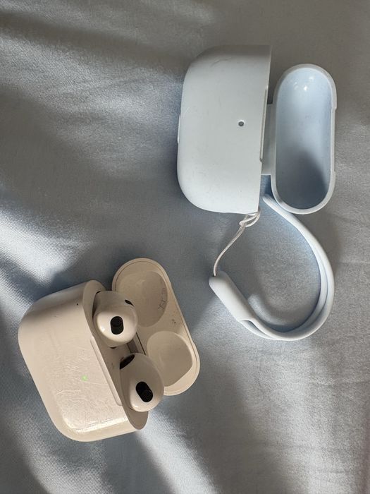 Apple Airpods as new with protective case64553319463170121