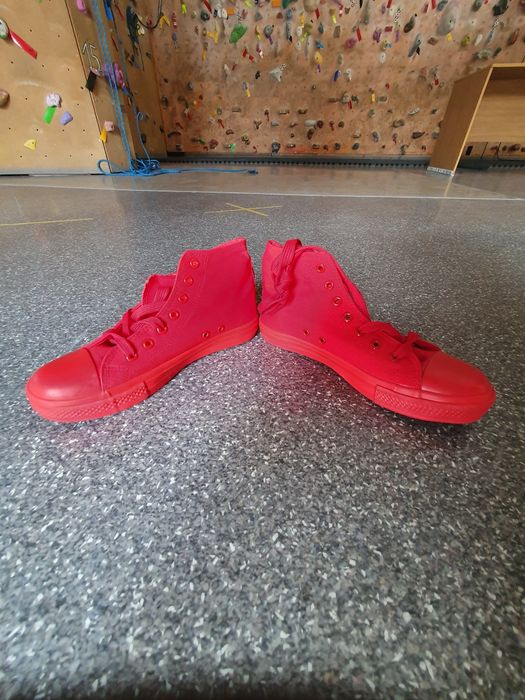Trampki czerwone r.39