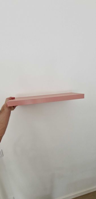 Prateleira decorativa em cor-de-rosa, ideal para colocar molduras, objetos decorativos e outros acessórios