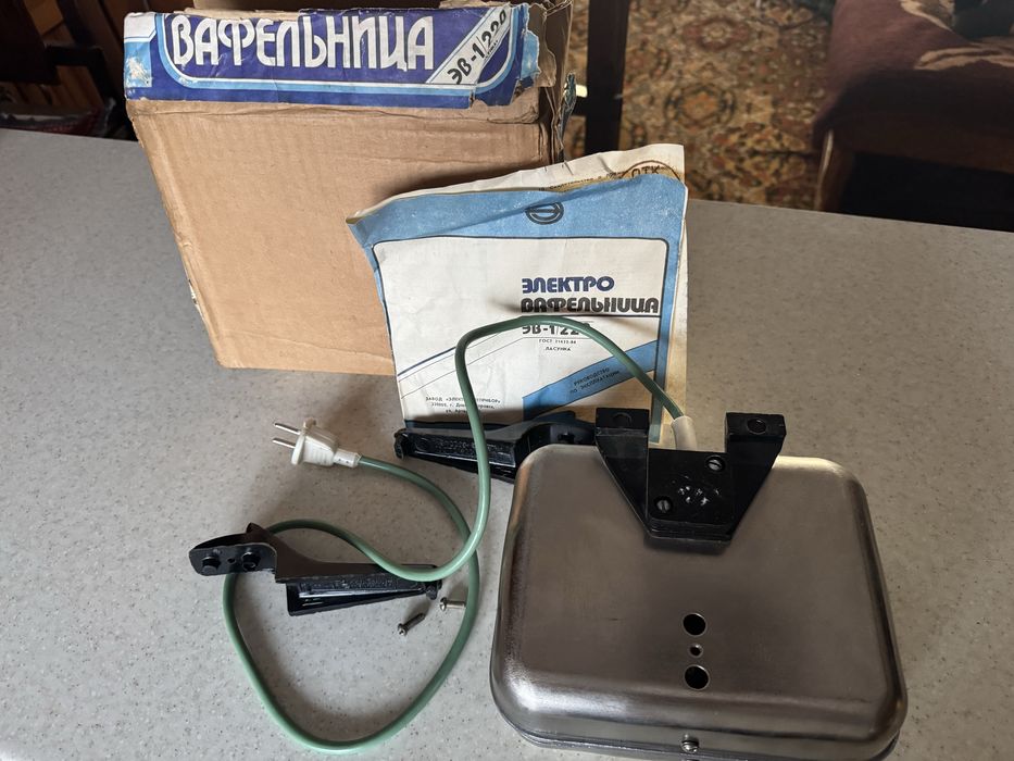 Вафельницу продам