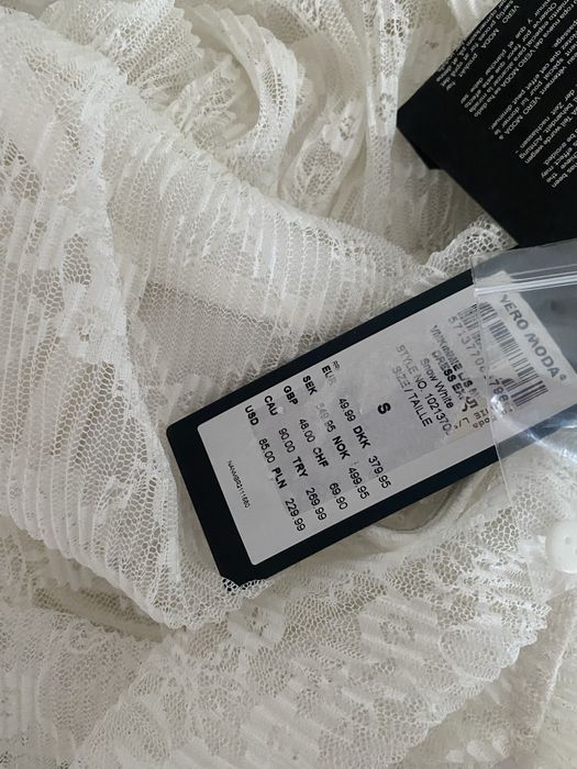 Biała koronkowa sukienka ze stójką wieczór panieński