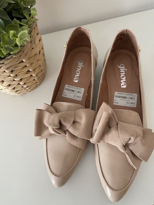 Sapatos rasos envernizados com laço Ginova