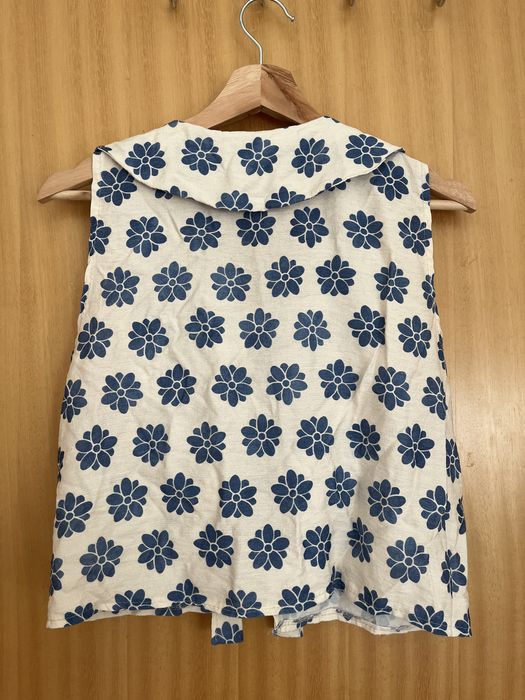 Colete com flores em azul