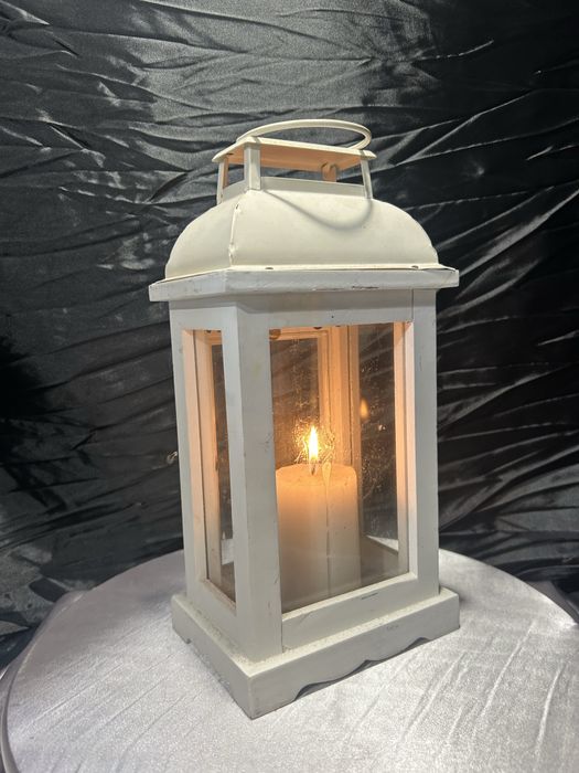 Biały lampion wiszący z drewna i szkła – wysokość 33,5 cm