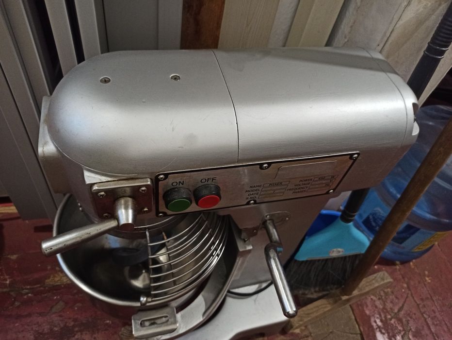 Профессиональный планетарный миксер-тестомес