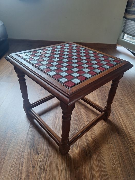 Mały dębowy stolik z szachownicą handmade