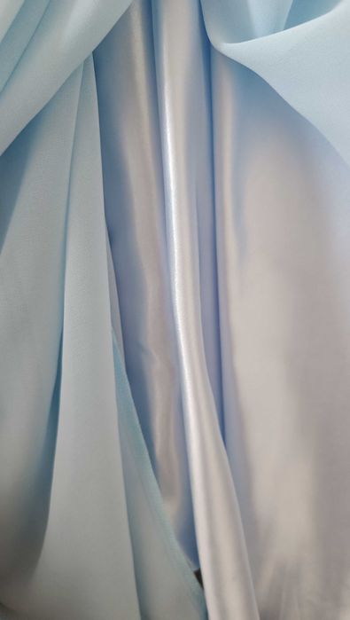Elegancka sukienka wieczorowa w kolorze błękitnym