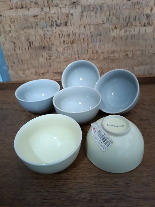 Conjunto de taças cinza e amarelo