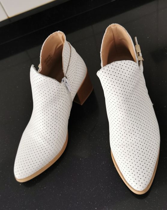 Botins brancos em pele