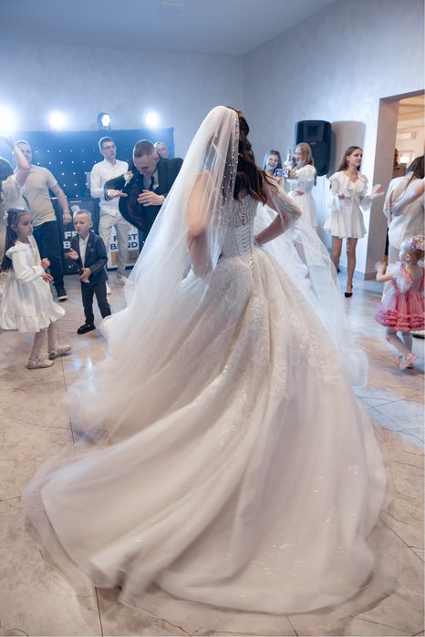 Весільна сукня.