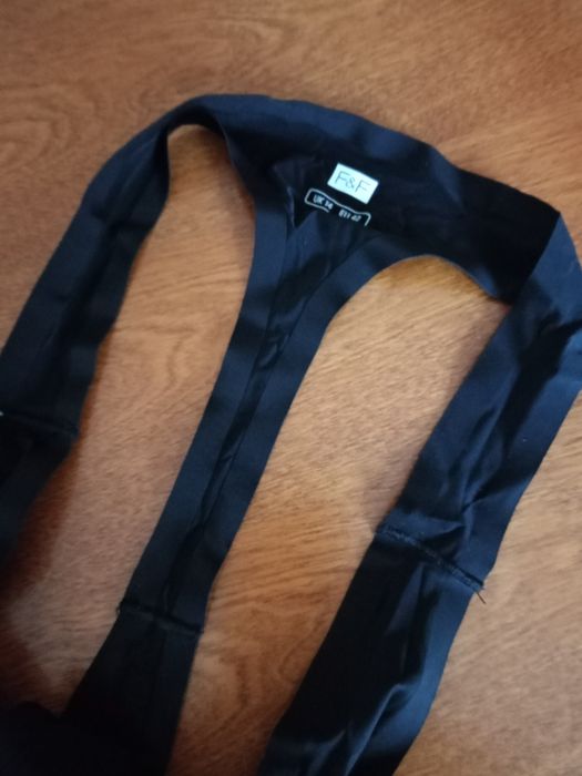 Nowe czarne stringi.