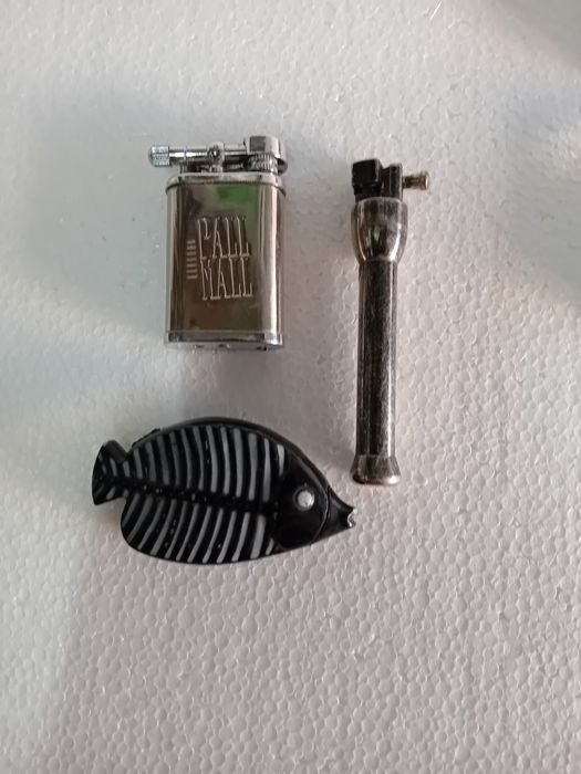 Isqueiros a gás e caixas fósforos