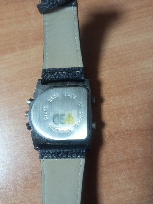 Чоловічий годинник.