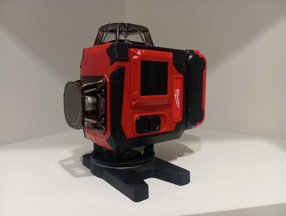 Штатив 1м. Лазерний рівень Milwaukee 4D. 2 АКБ. Кейс. Лазерный уровень
