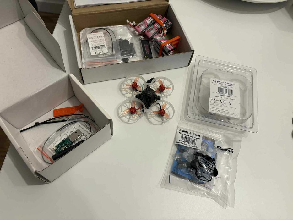 Dron Mobula6 – nadajnik FrSky z bateriami i akcesoriami.