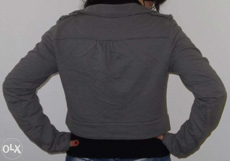 Casaco de algodão cinzento curto da Zara.