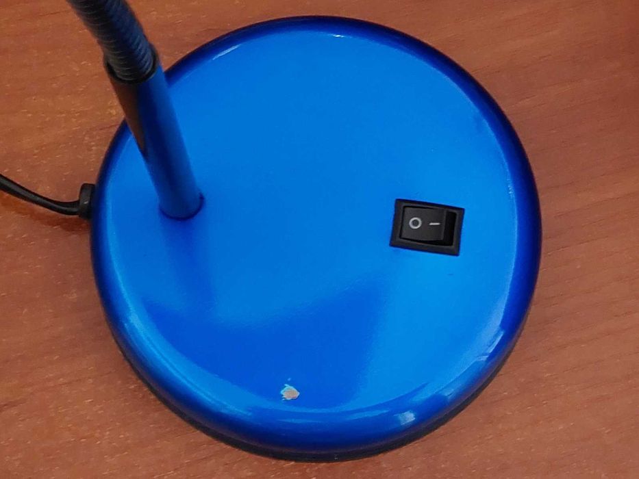 Лампи настільні нові металеві з ледь помітними дефектами фарбування