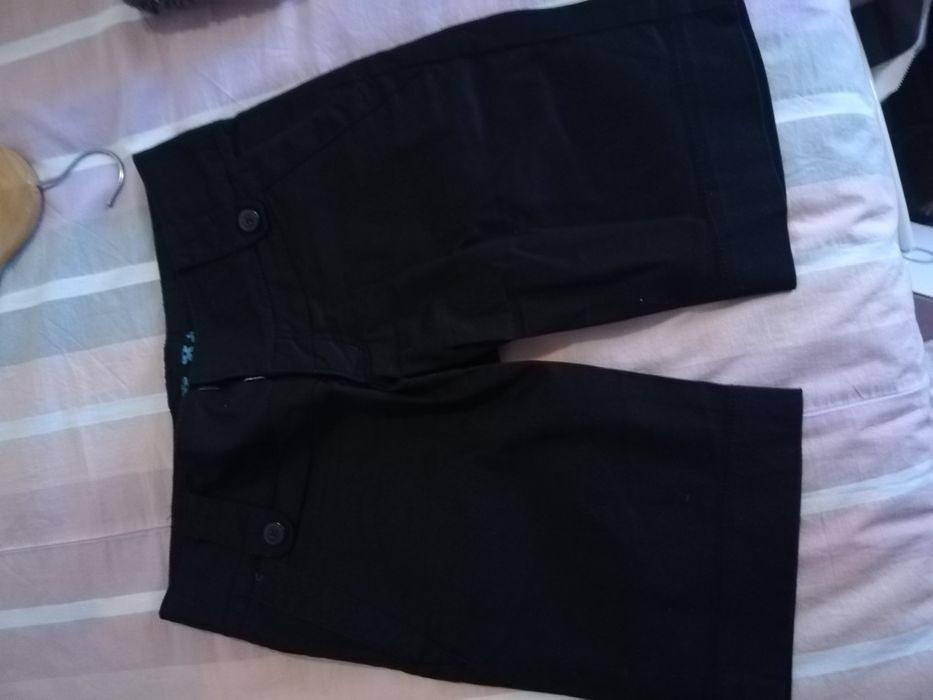 Calções um pouco acima do joelho