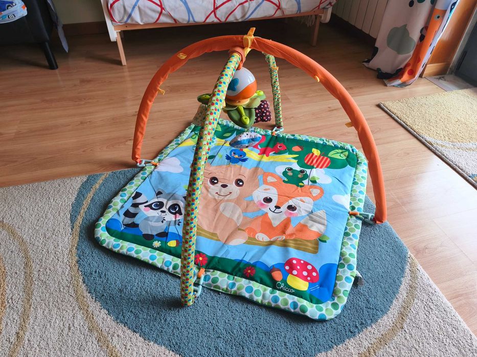 Tapete de actividades com mobile Chicco