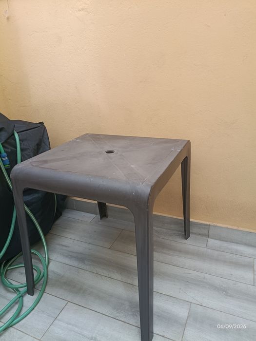 Conjunto 4 cadeiras e mesa