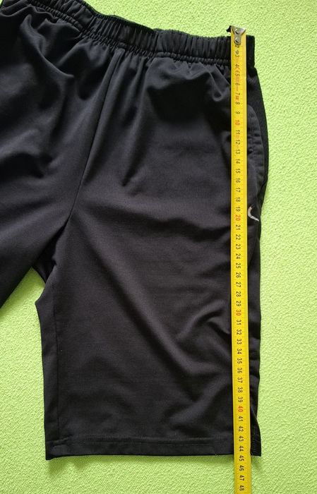 Czarne spodenki na WF