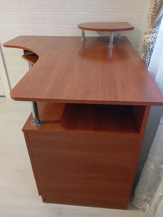 Продам комп'ютерний стіл.