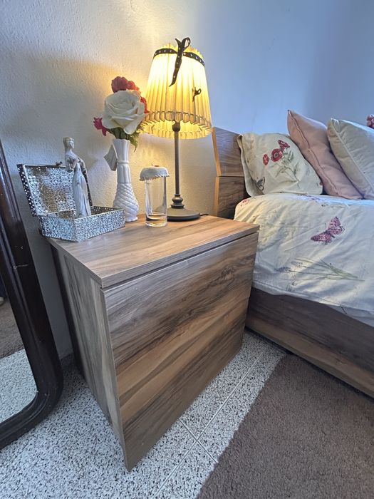 Quarto casal com mesas de cabeceiras e cómoda.