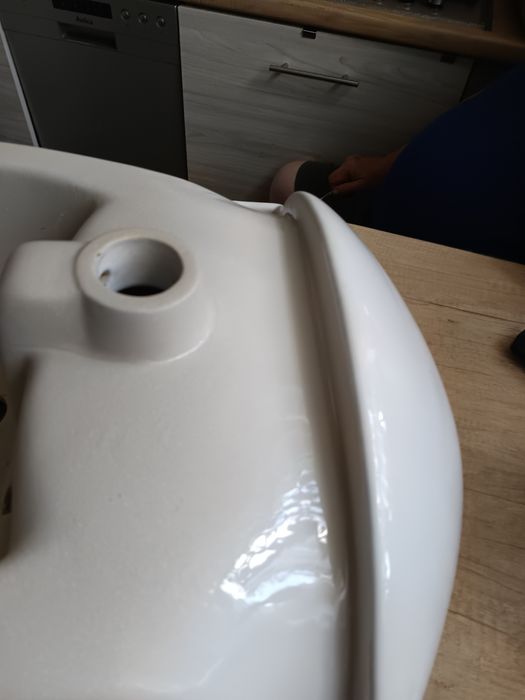 Umywalka ceramiczna biała.