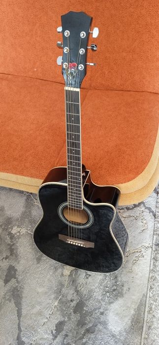 Gitara akustyczna 6-srtunowa .