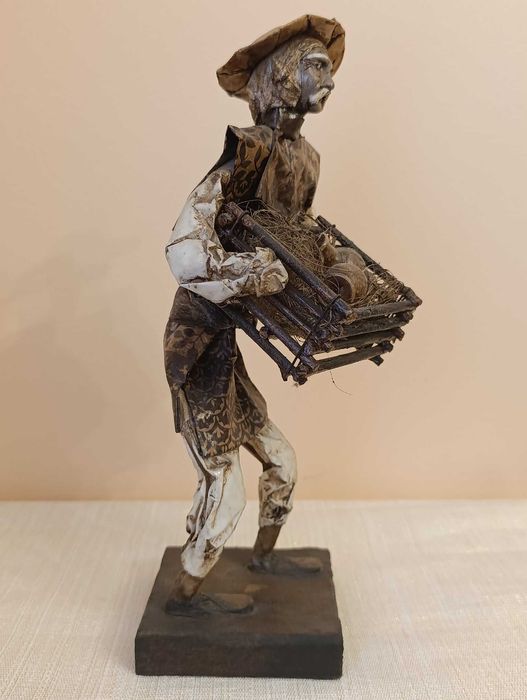 Figura artesanato homem cesto com cantaros papel maché