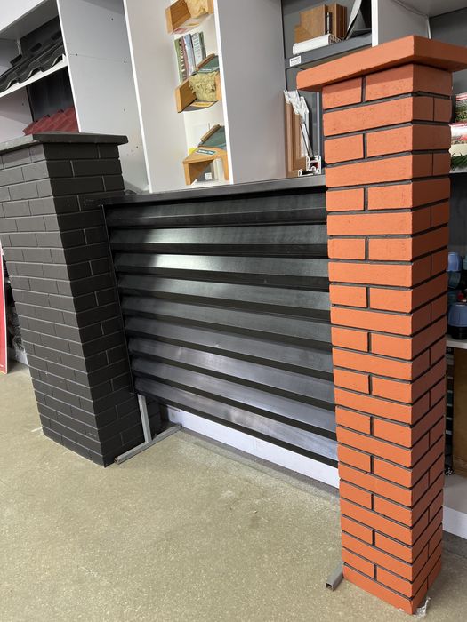 Стовпці, паркани, забори, огорожі, підмурівки.