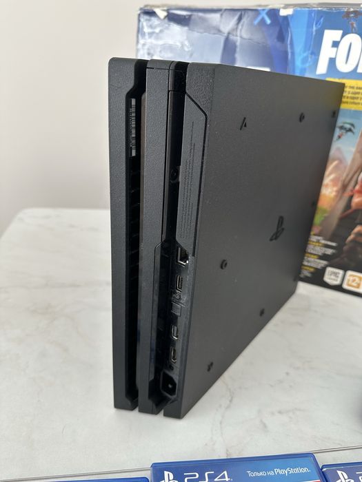 Ігрова приставка Sony PlayStation 4 Pro 1TB.