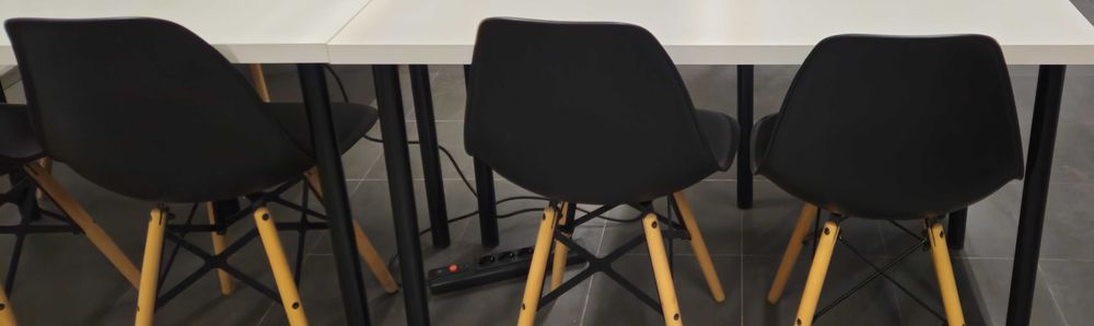 Cadeiras nórdicas de cor preta