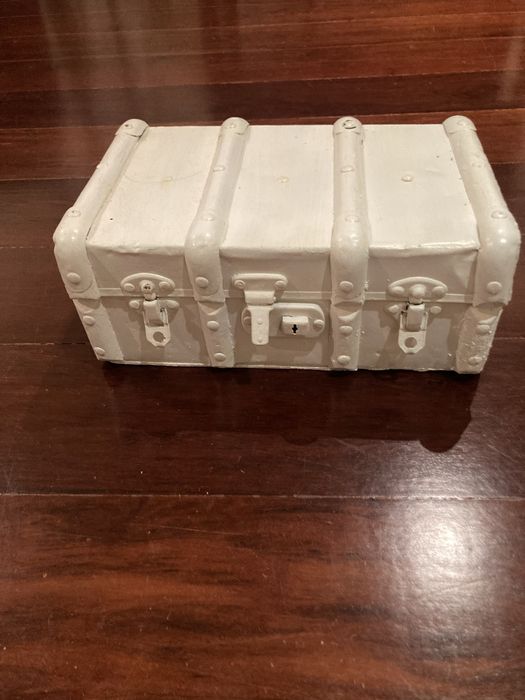 Baú pequeno em madeira e lata,  cor branco