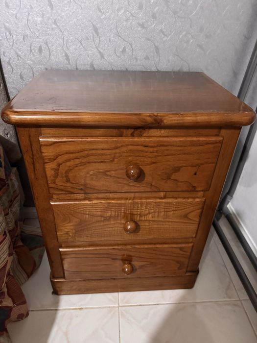 Duas comodas de madeira