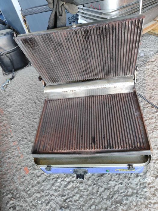 Гриль прижимной контактный. Жарочная поверхность