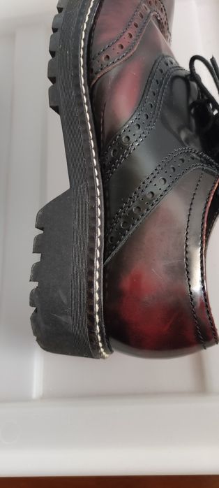 Sapatos envernizados preto e bordeaux