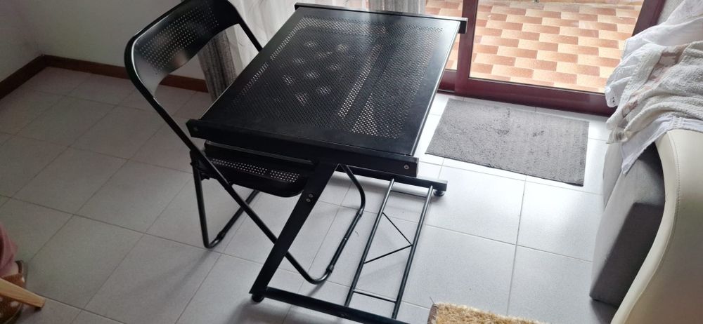 Secretaria em Metal com cadeira, poupa espaço , como nova.