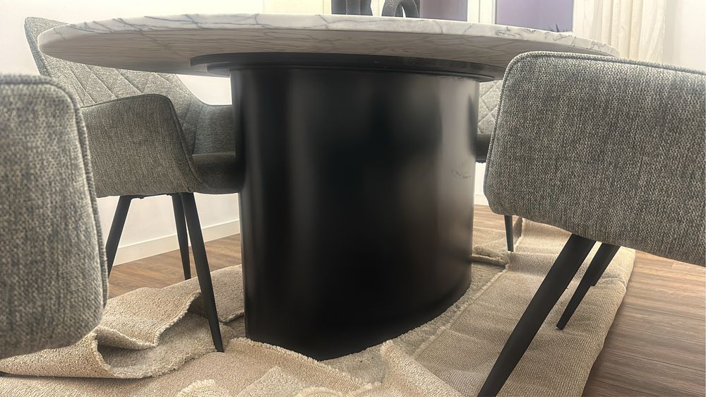 Mesa de jantar com tampo em granito e o pé em ferro