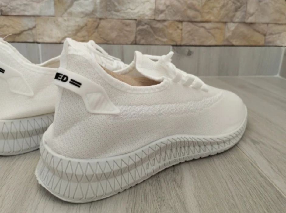 Продам мужские кроссовки