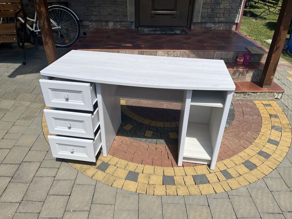 Комп’ютерний стіл 133×60, 3 шухляди, хороший стан”.
