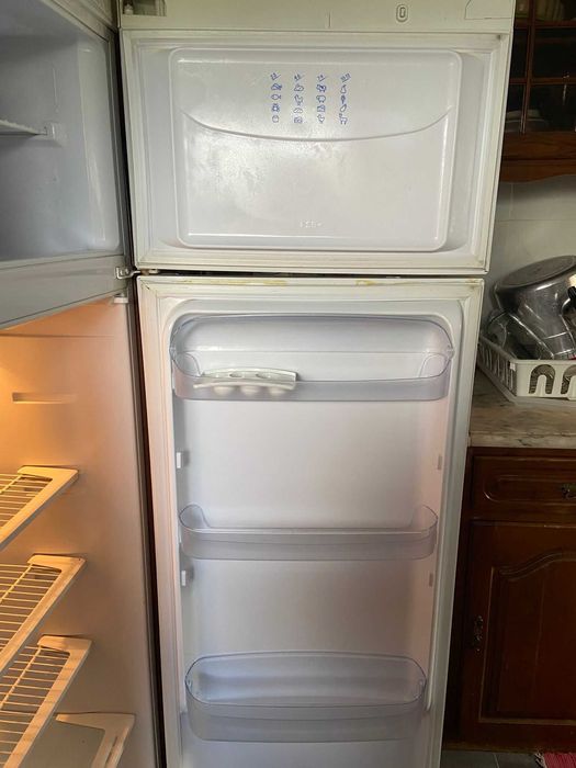 Frigorífico com pequena arca