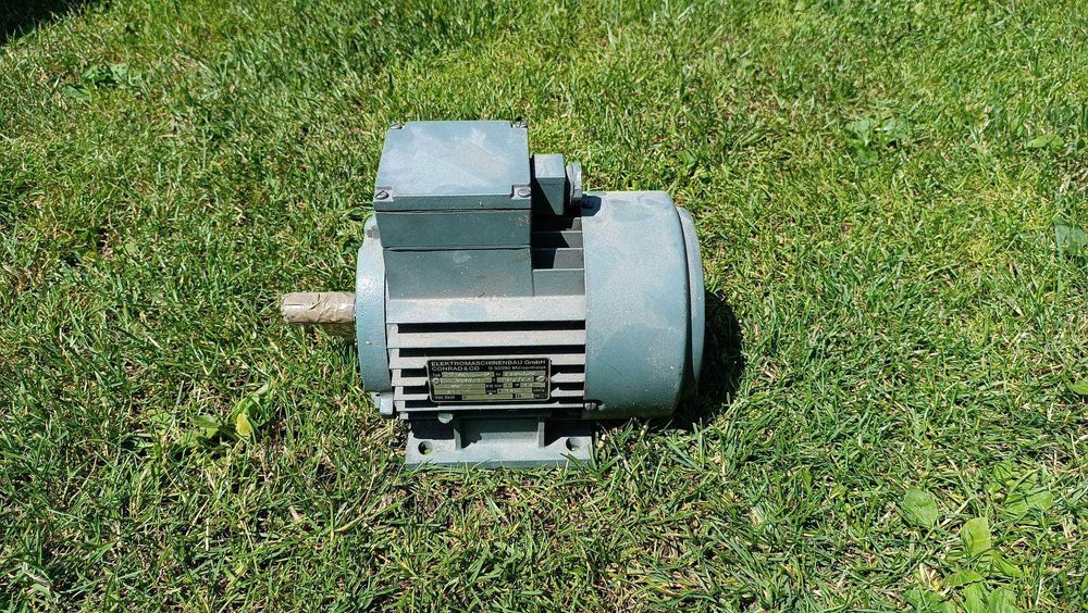 silnik starego typu, elektryczny trójfazowy - nowy