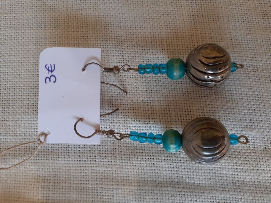 Colar e brincos da mesma cor (conjunto), para as férias