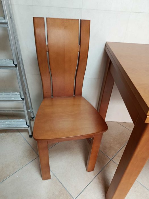 Mesa de madeira extensível e 4 cadeiras