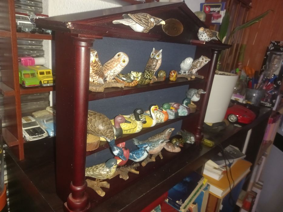 Estante com 27 miniaturas de aves