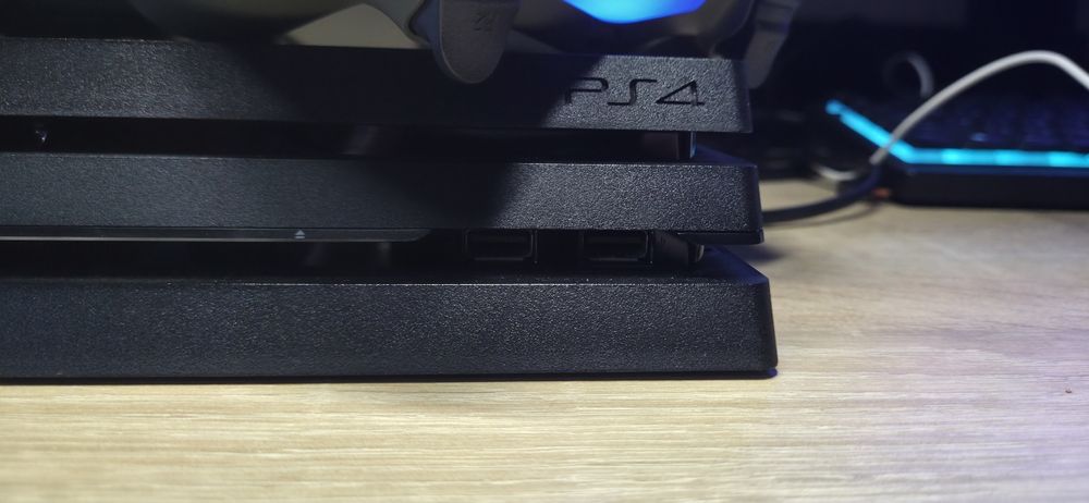 Sony PlayStation 4 Pro 1TB , 2 Геймпади. Ідеальний стан, пломби на місці
