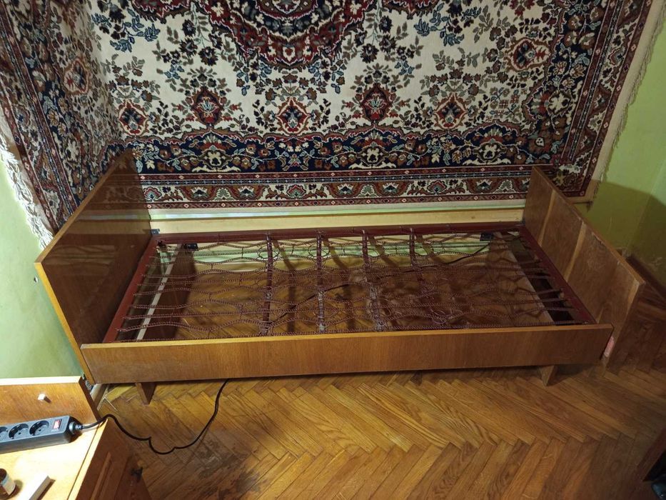 Ліжко односпальне дерев'яне 200см.×80см. з металевим каркасом не просівші пружини +бонусом матрас в середньому стані,але піде на перший час!!